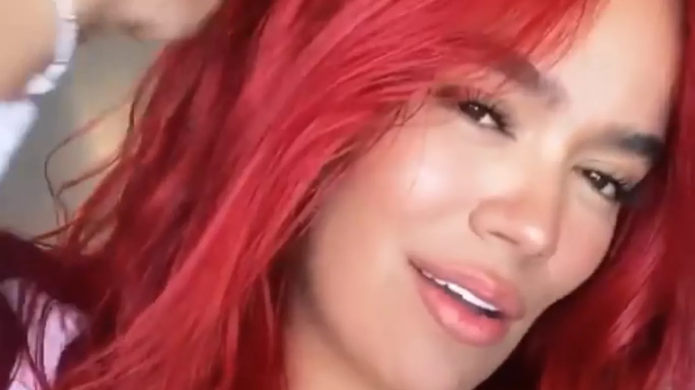 Karol G pelo rojo