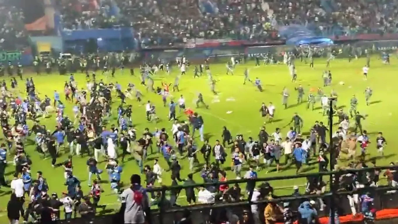 TRAGEDIA EN ESTADIO DE INDONESIA