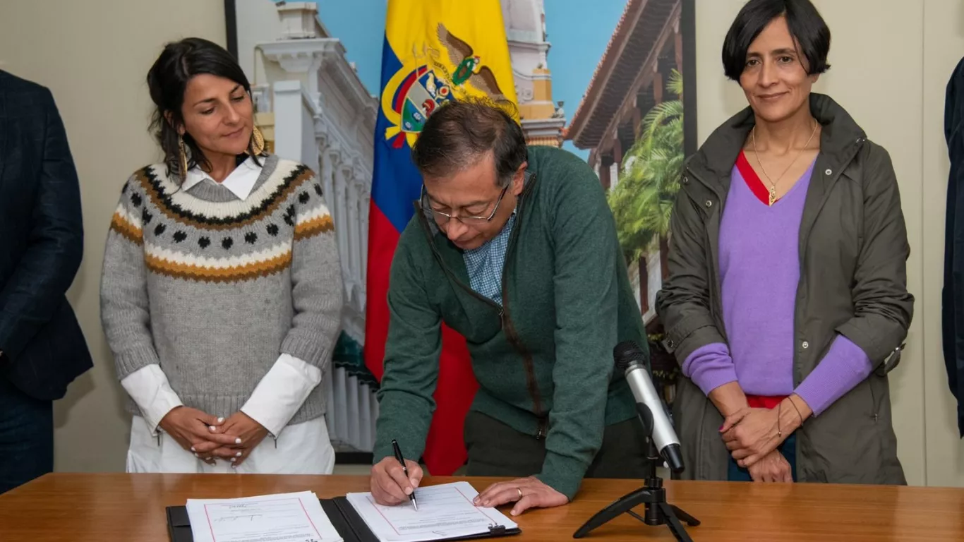 FIRMA ACUERDO DE ESCAZÚ