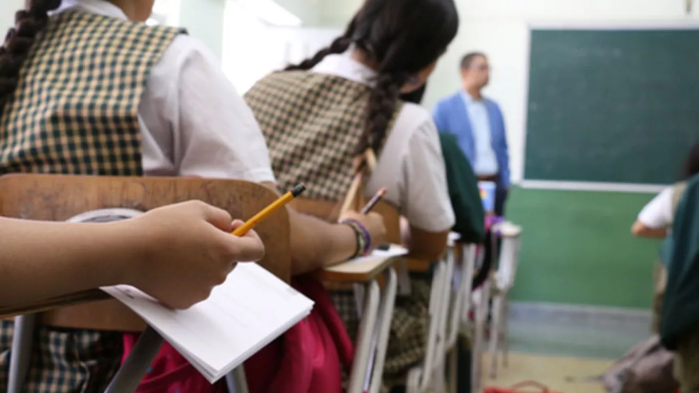 Jovenes estudiando 