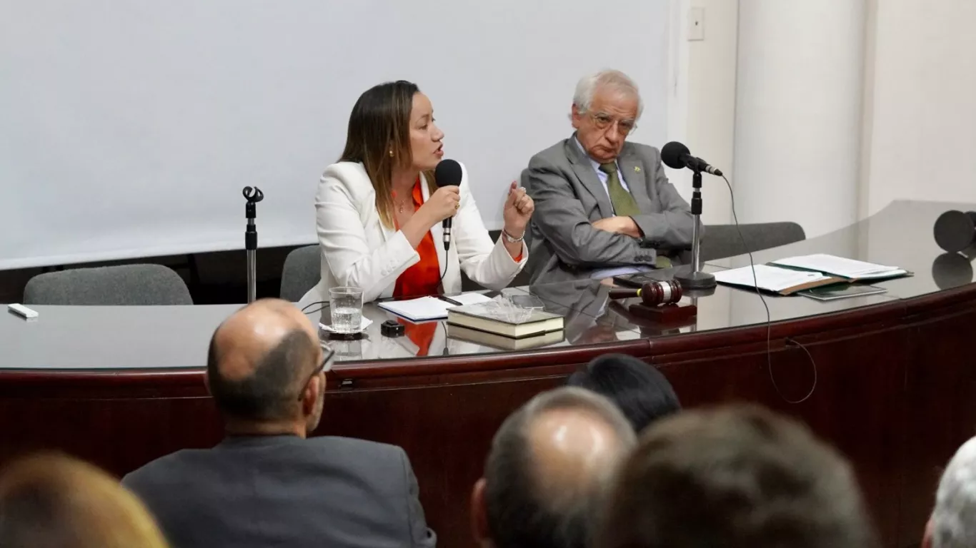 CAROLINA CORCHO EN ACADEMIA DE MEDICINA