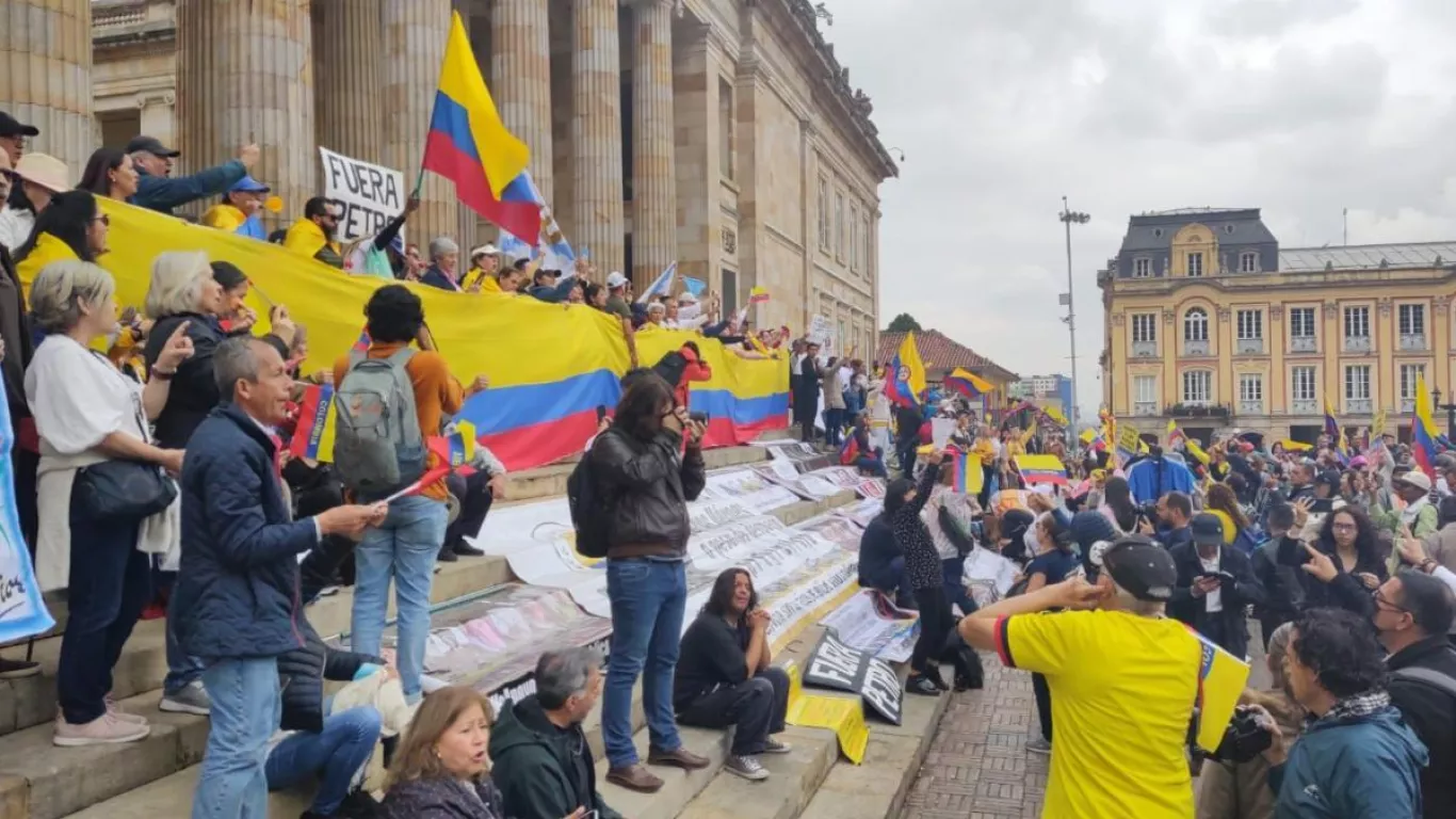 Marchas contra Petro