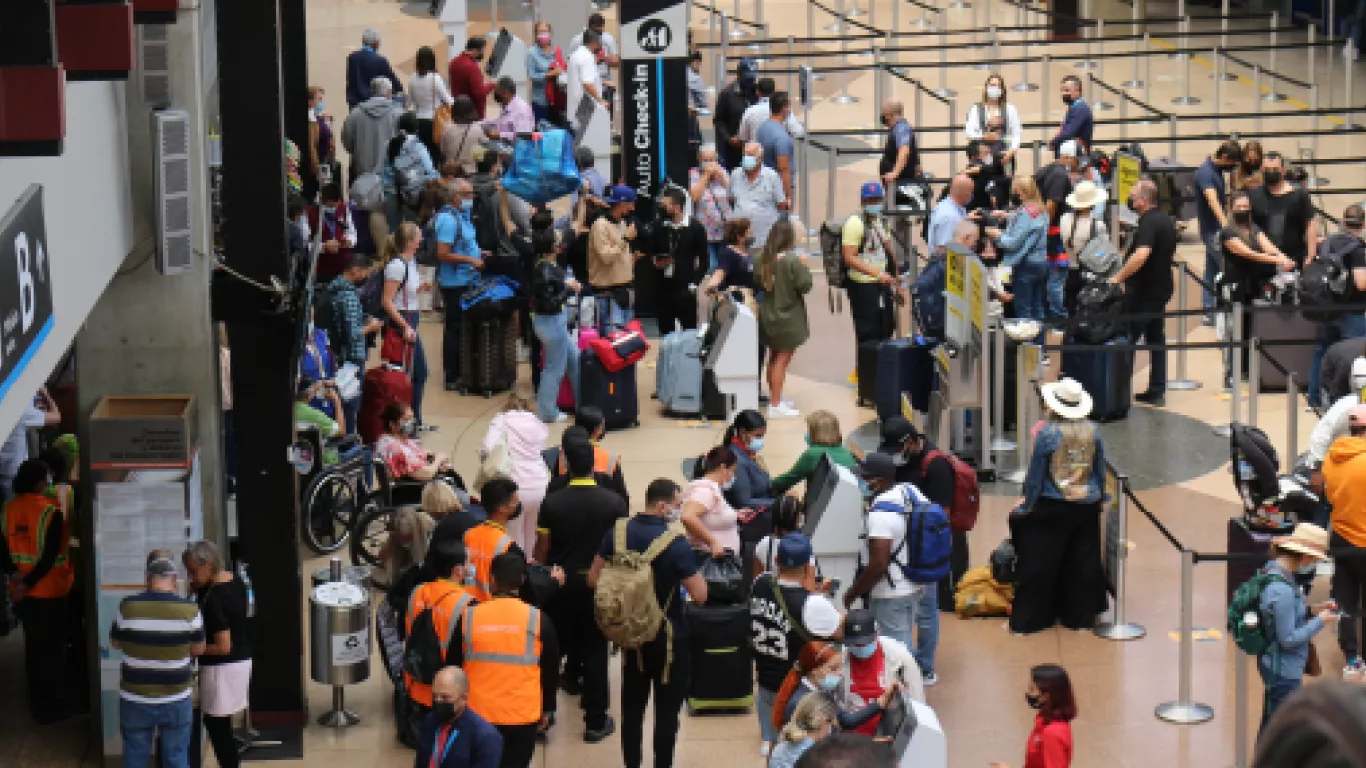 Pasajeros en aeropuerto