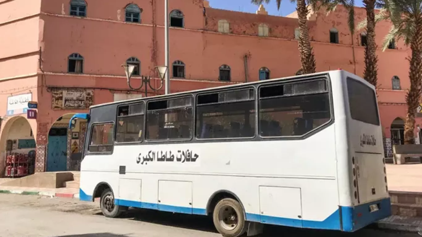 Volcar un minibús en Demnate, Marruecos
