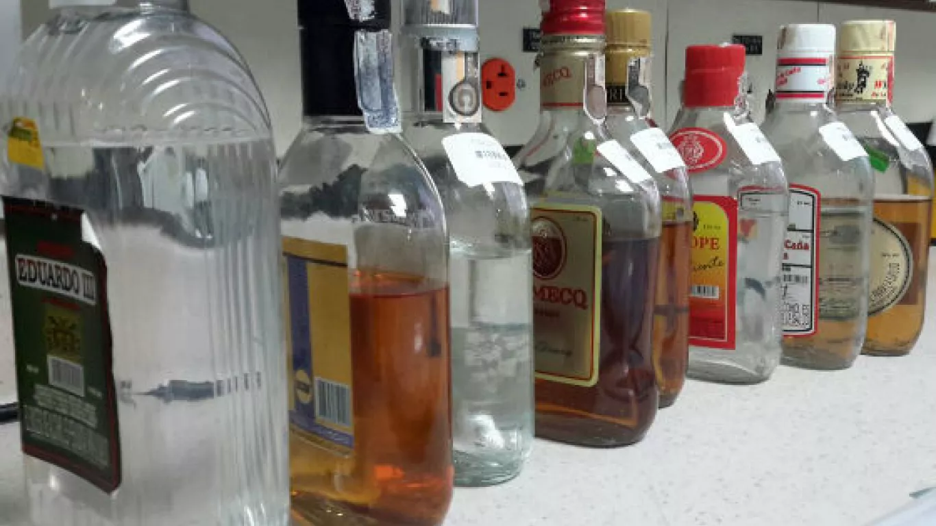 Licor adulterado Feria de las Flores Medellín Familia falsificadora de licor ICE de Estados Unidos Fiscalía
