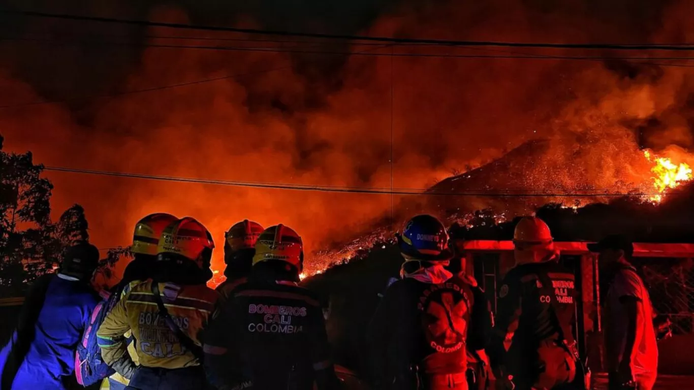 Incendio forestal devasta Altos de Menga en Cali