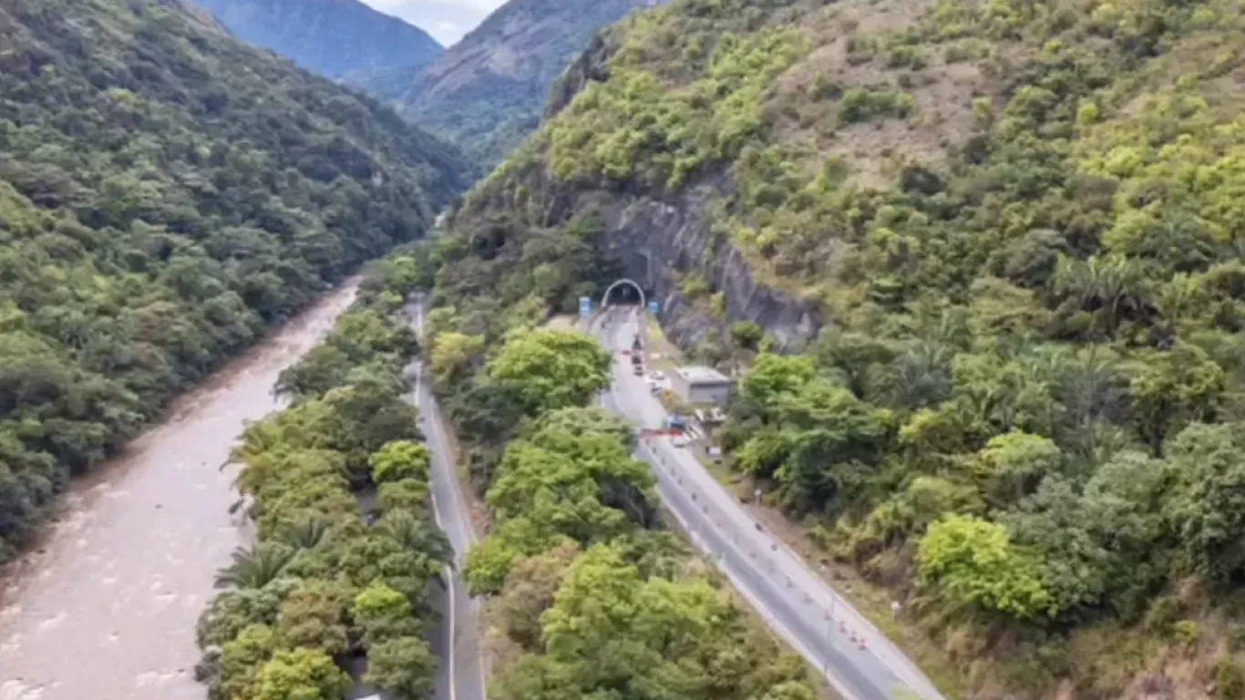 construcción de tercer carril de vía Bogota - Girardot