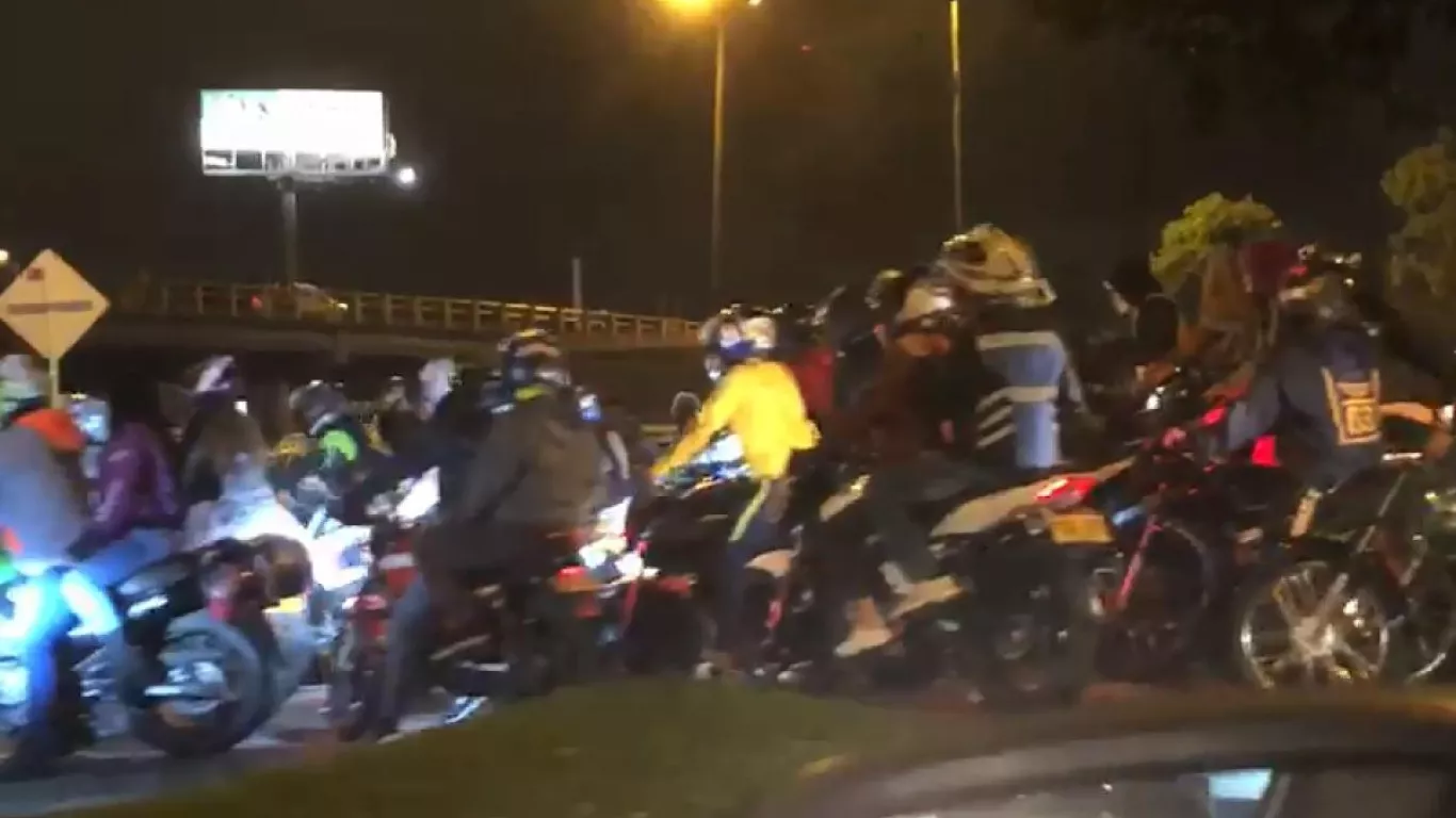 Caravana de motociclistas celebrando Halloween 