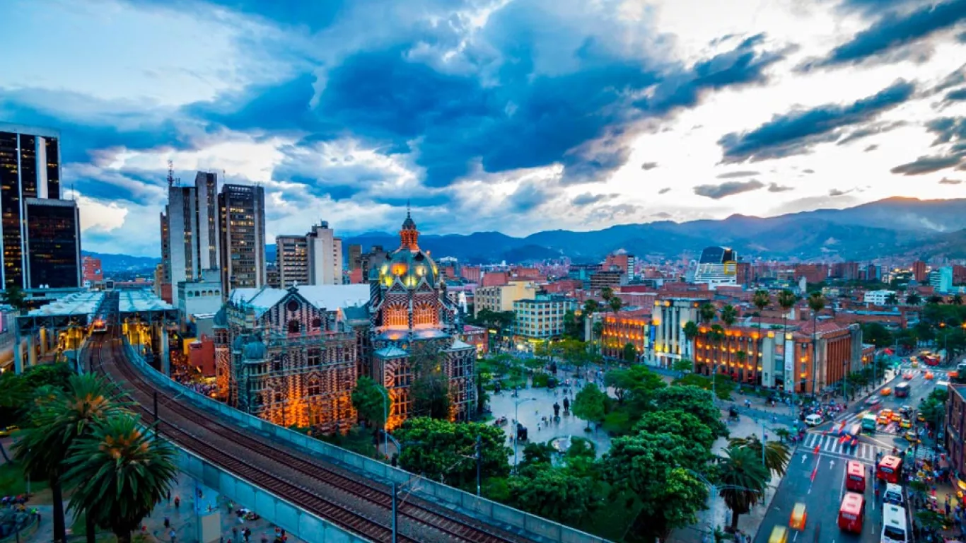 panoramica-de-medellin-en-la-tarde