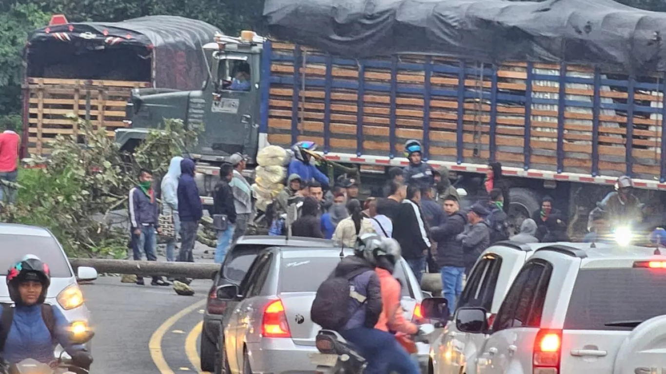 BLOQUEO VÍA PANAMERICANA 15 DE MAYO 1