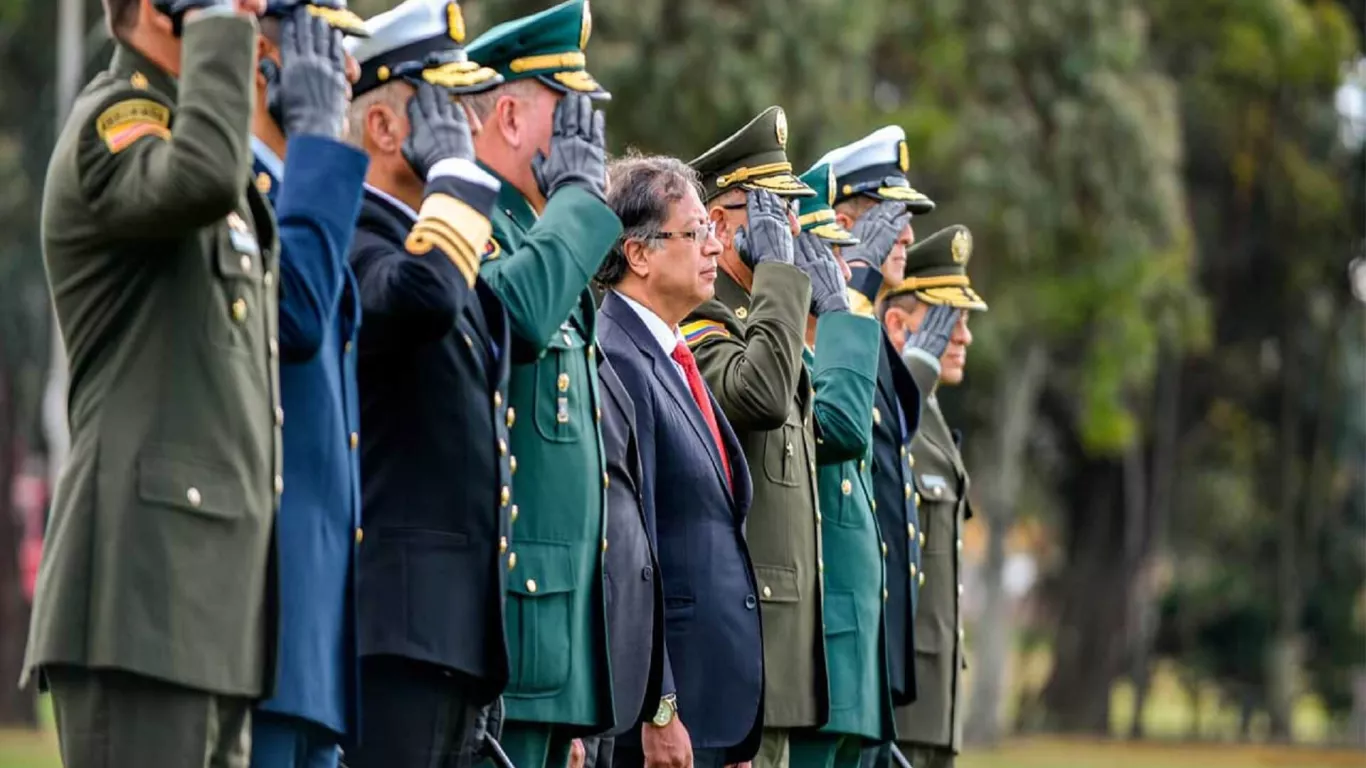 gustavo petro fuerzas militares