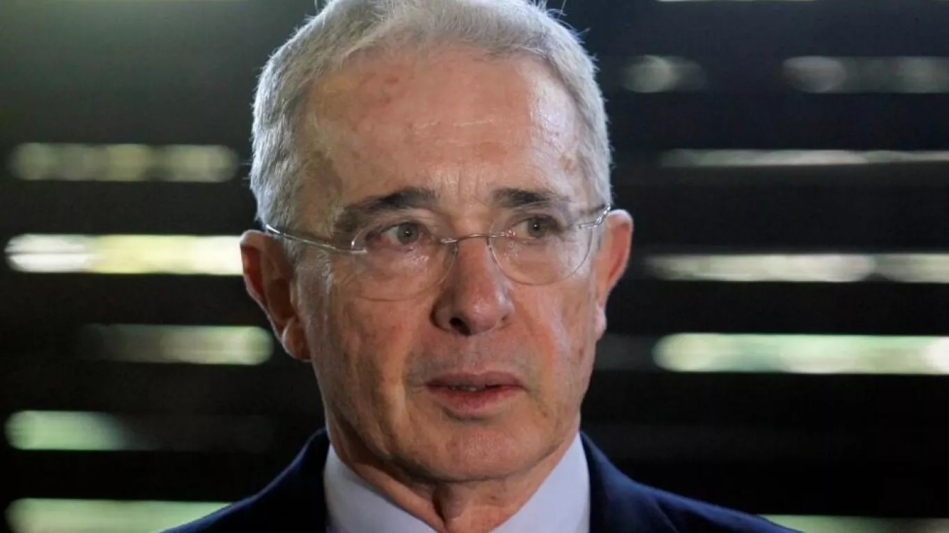 ÁLVARO URIBE 6 AGOSTO