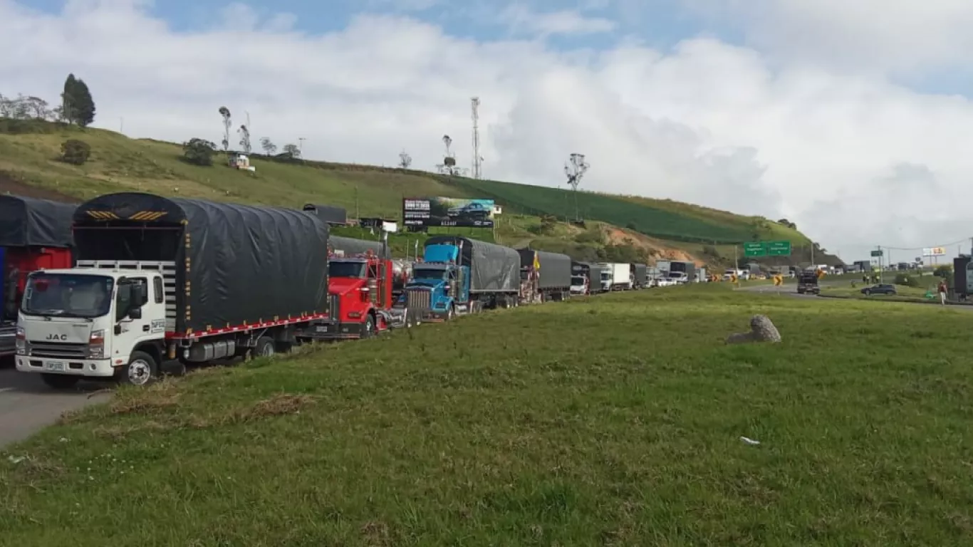 bloqueos-en-la-via-tunja-bogota-camioneros-en-paro