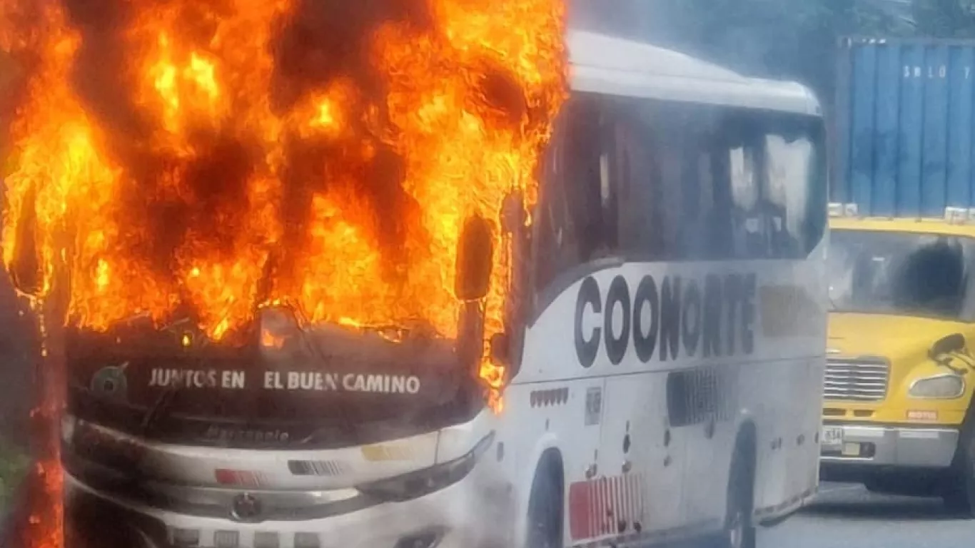 bus en la vía Medellín - Costa Caribe 1