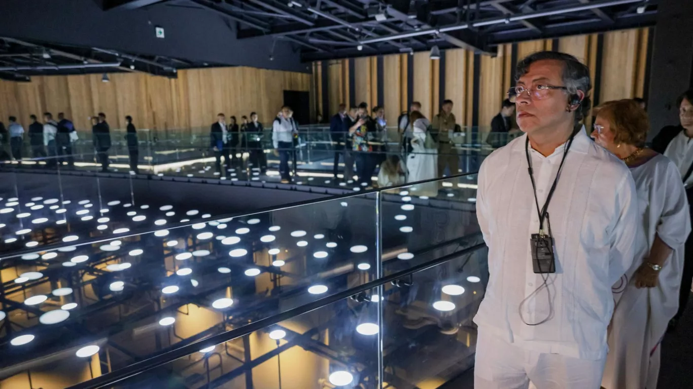 gustavo petro en osaka