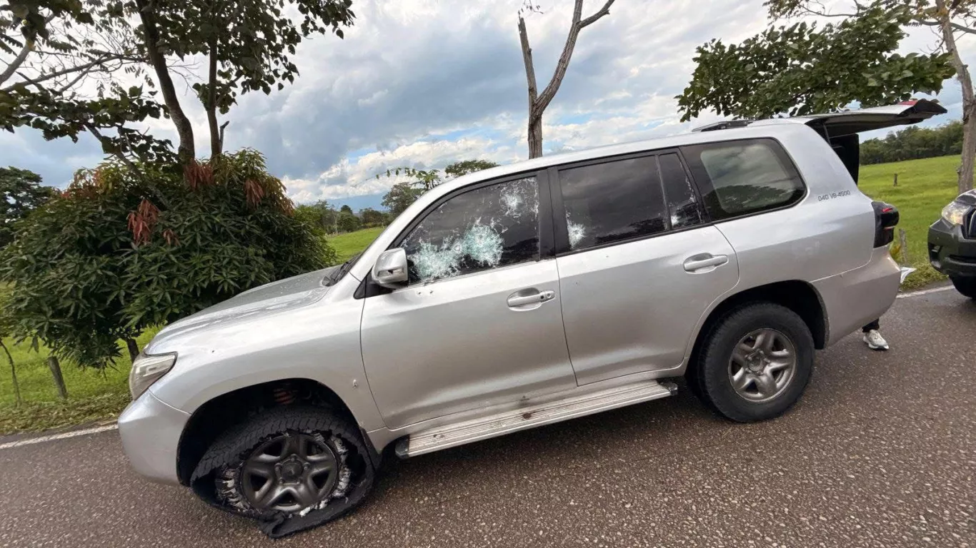 Camioneta del gobernador Renson Martínez Prada