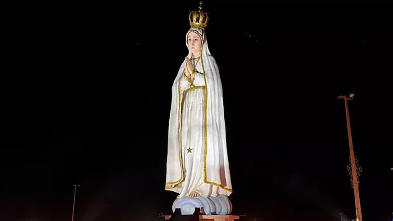 Monumento de 54 metros de altura de la Virgen de Fátima en Brasil