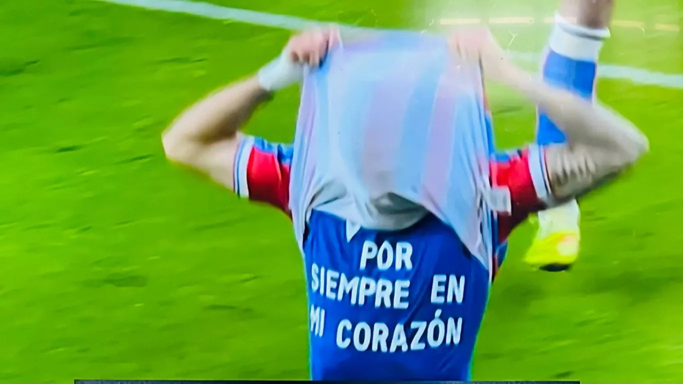 Daniel Muñoz y su camiseta en homenaje a su amigo