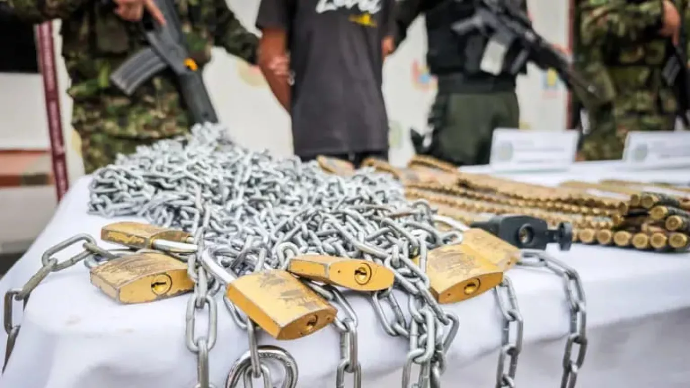 Cadenas y candados con los que mantenían retenidas a las víctimas