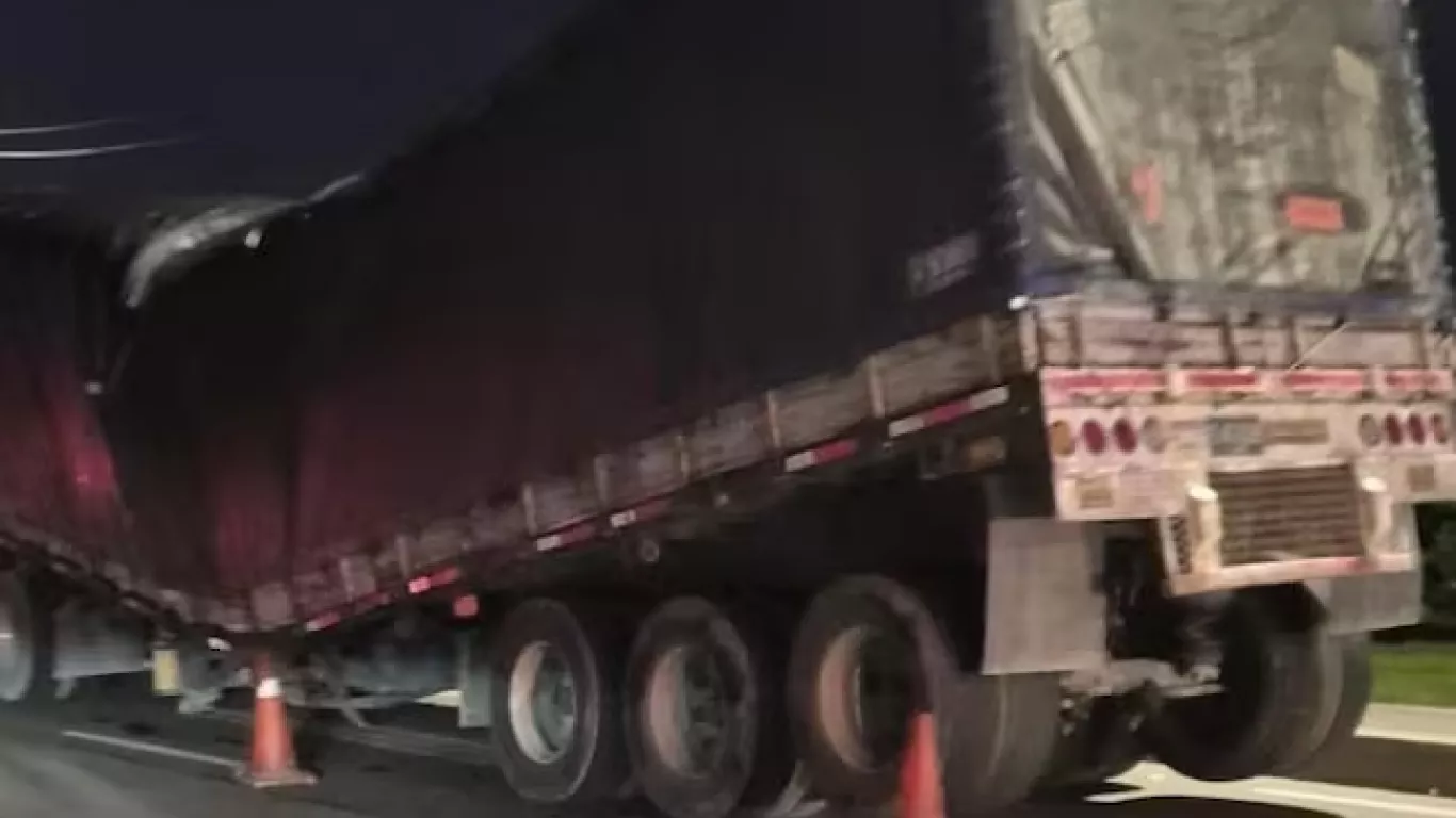 Tractomula varada en la Autopista Norte