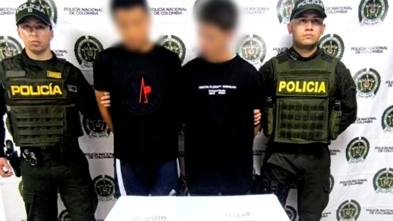 Las autoridades muestran a los dos presuntos integrantes del Clan del Golfo capturados en flagrancia tras el rescate del conductor en Valdivia - crédito Policía de Antioquia