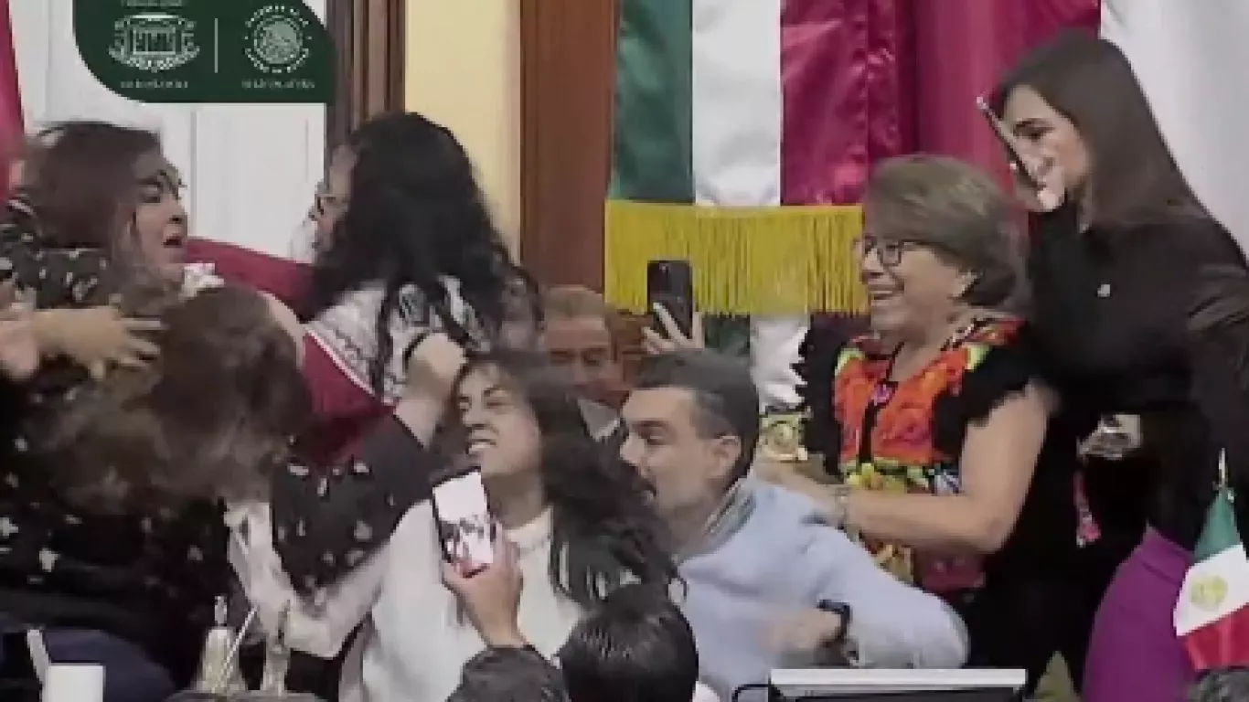 Diputadas protagonizan violenta pelea en el Congreso de Ciudad de México