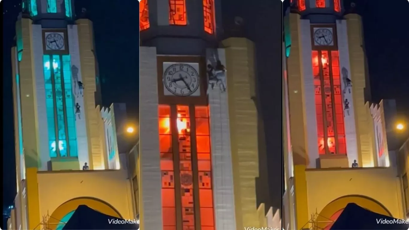 Personas descendiendo por la fachada de la iglesia