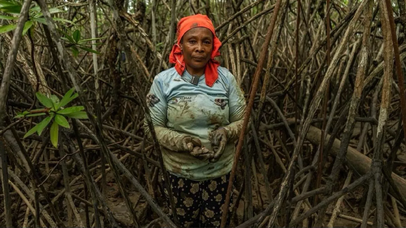Beneficiaria del repoblamiento de alevinos en el centro del país