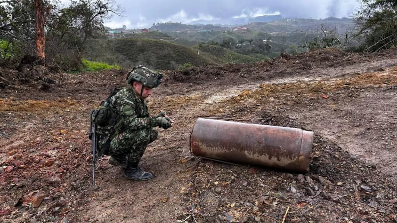 ejercito desactiva explosivos en vías de antioquia